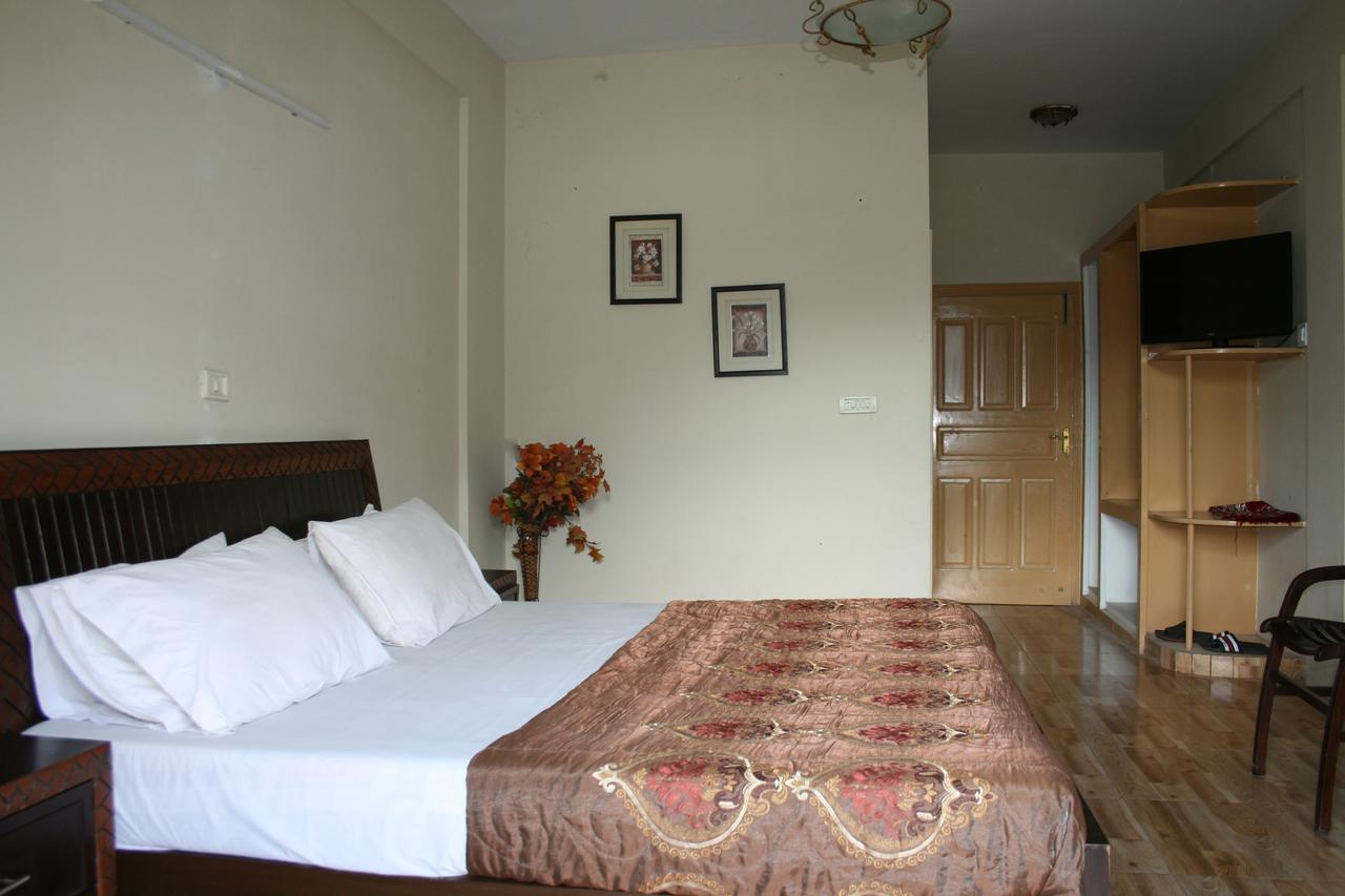 Pine Top Hotels Наран Екстериор снимка