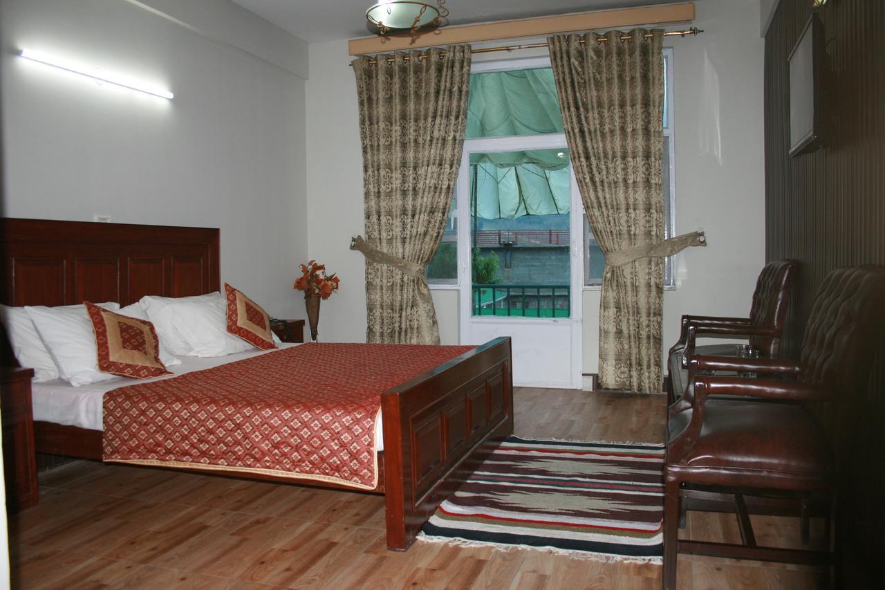Pine Top Hotels Наран Екстериор снимка