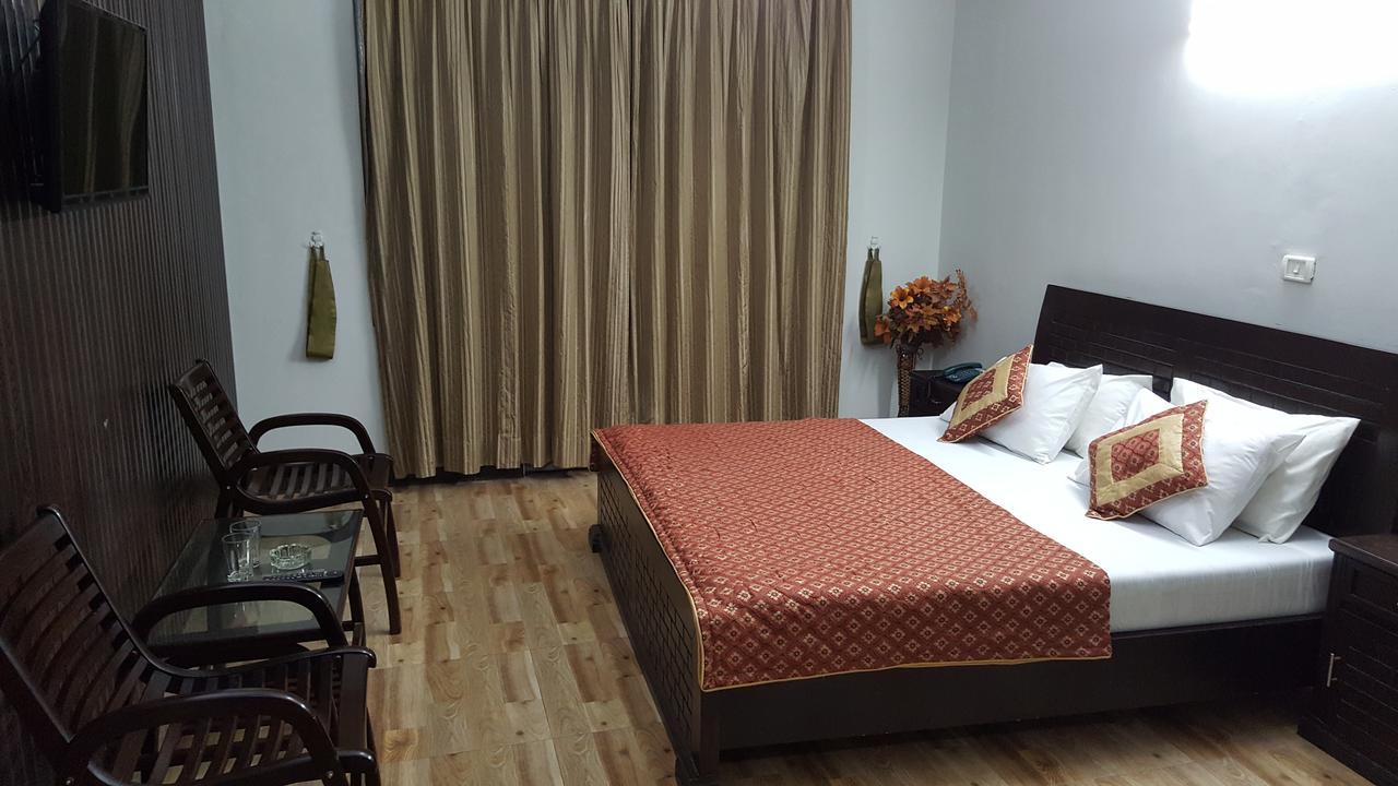 Pine Top Hotels Наран Екстериор снимка