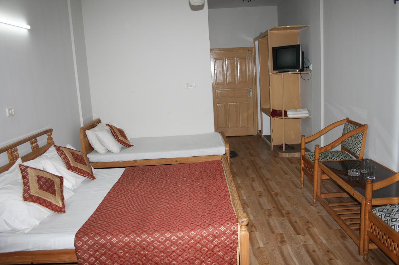 Pine Top Hotels Наран Екстериор снимка