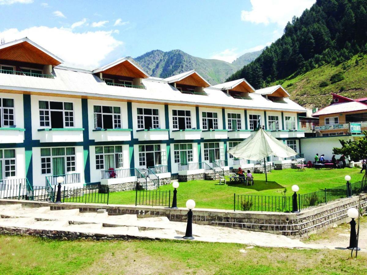 Pine Top Hotels Наран Екстериор снимка
