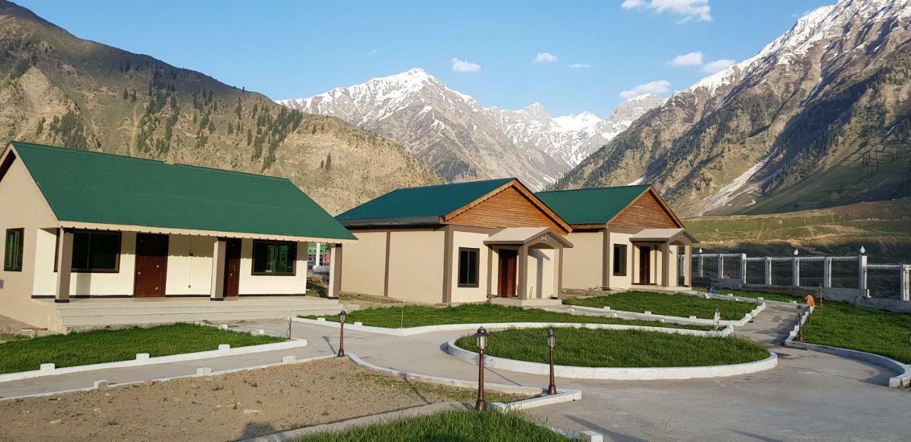 Pine Top Hotels Наран Екстериор снимка